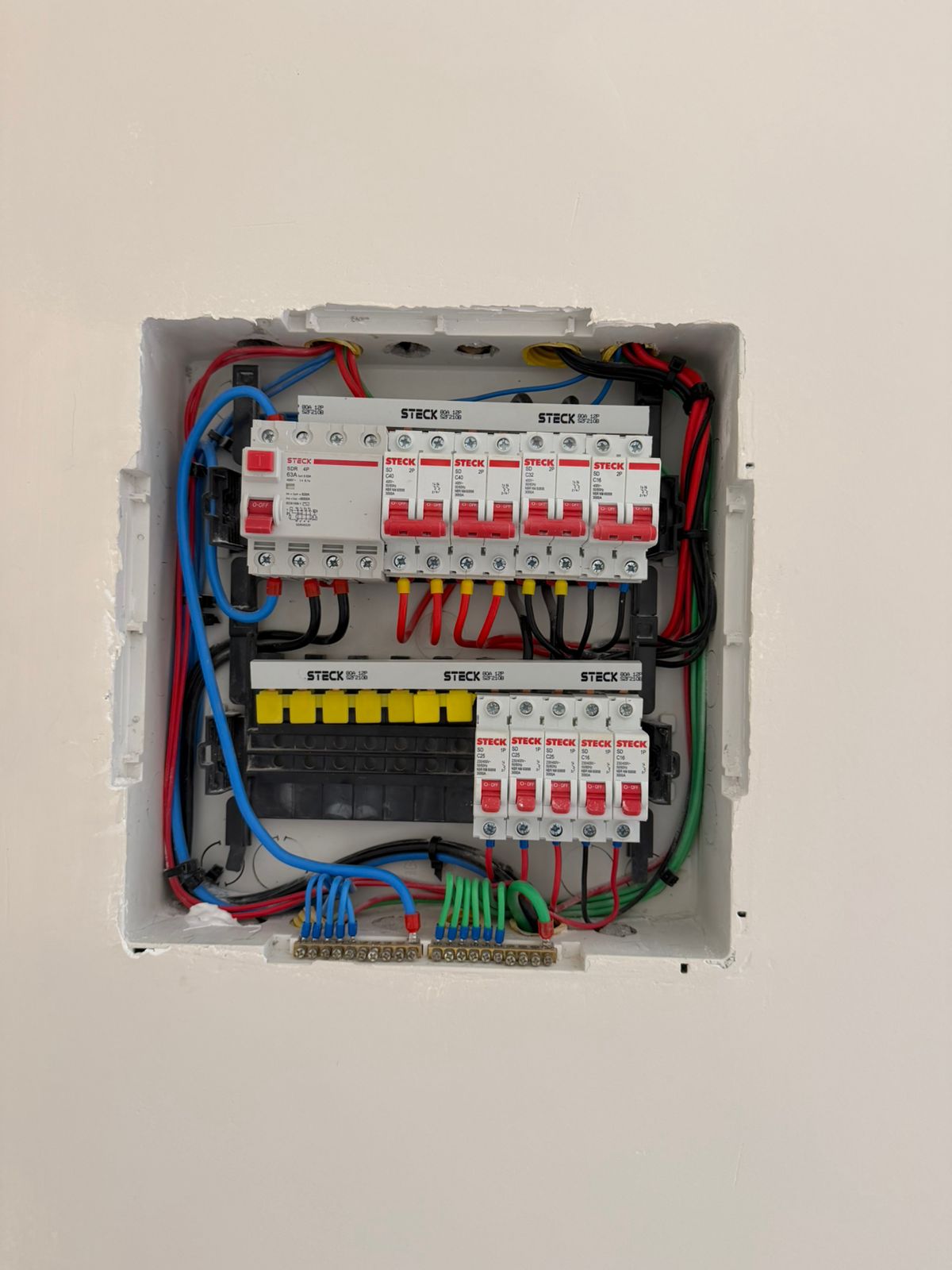 Montagem e Cabeamento de Quadro de Distribuição