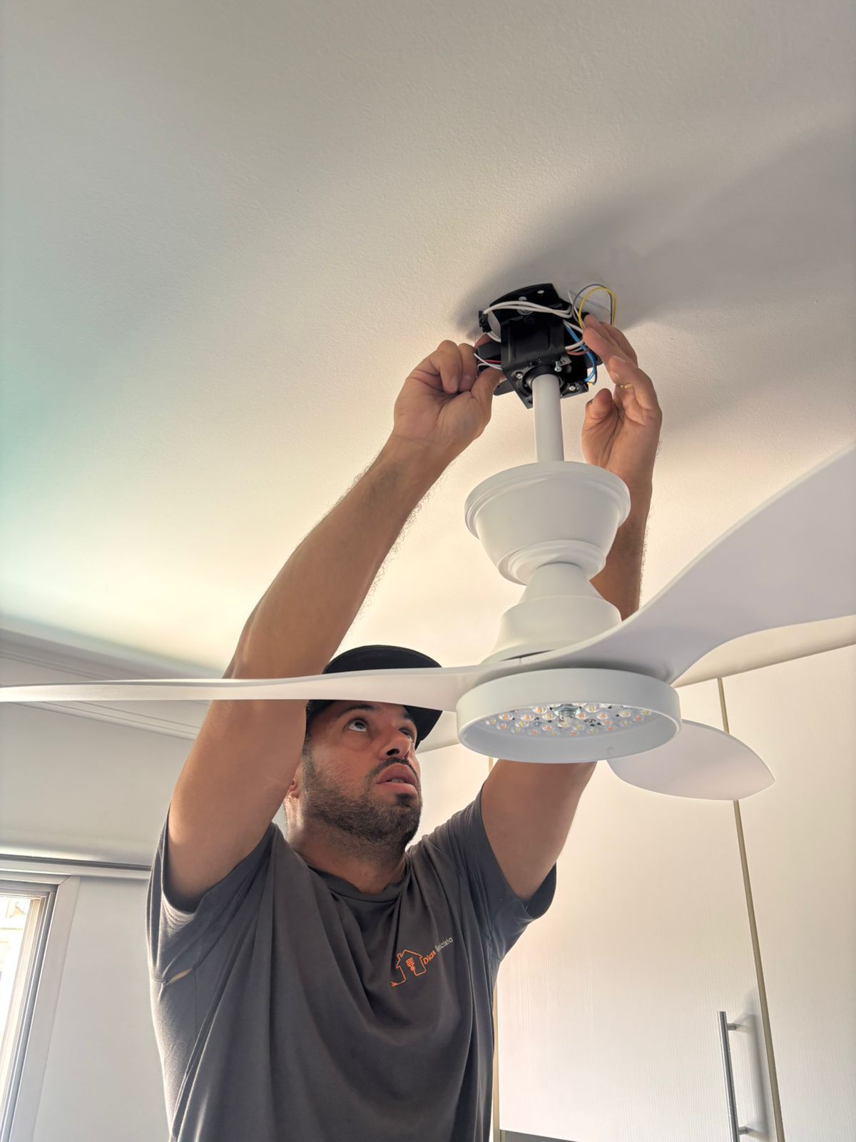 Montagem e Instalação de Ventilador de Teto com Luminária LED